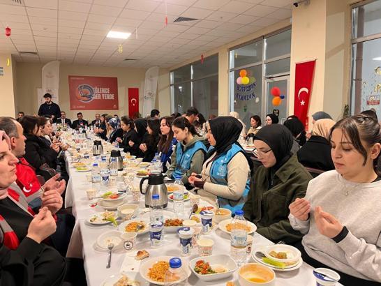 Şehit anneleri öğrencilerle iftarda buluştu