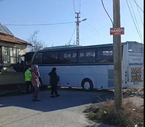 Belediye otobüsü ile öğrenci servis otobüsü çarpıştı: 17 yaralı