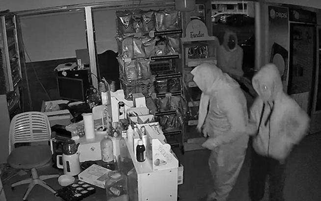 Kadın kıyafetli hırsızlar, 600 saatlik kamera kaydı incelenerek yakalandı