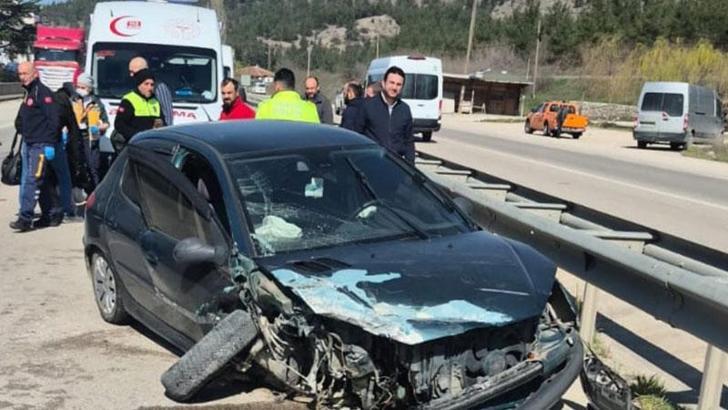 Otomobille kamyonet çarpıştı; 3 yaralı