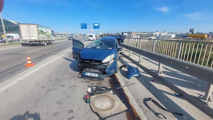 Refüje ve su tankerine çarpan otomobilin sürücüsü ağır yaralandı