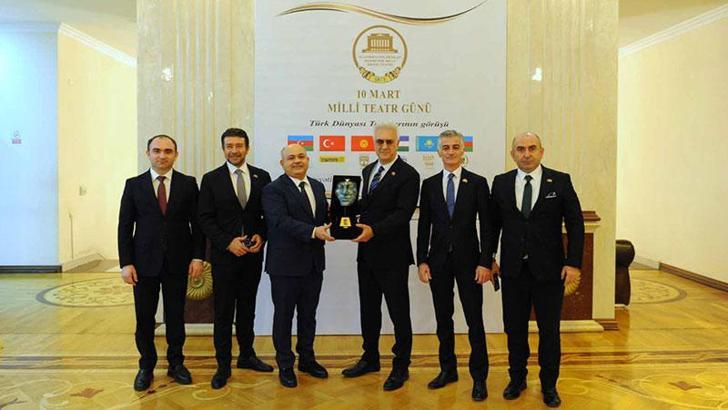 Devlet Tiyatroları Genel Müdürü Karadağlı, Azerbaycan’da ‘Sanatkar Madalyonu’ ödülünü aldı