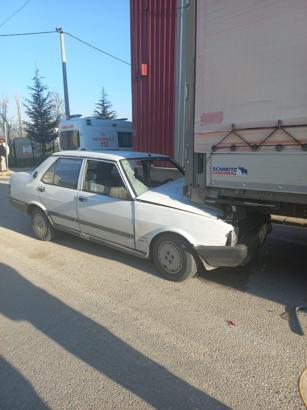 Otomobil park halindeki TIR’a çarptı: 1 yaralı