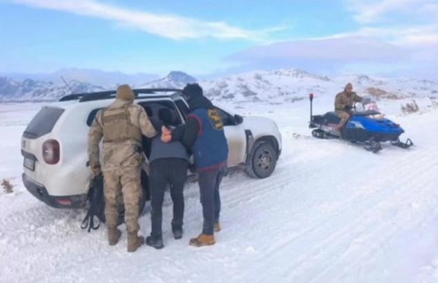 12 yıl 8 ay cezası bulunan firari hükümlü kar motoruyla takip sonucu yakalandı