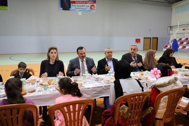 Altınözü Kaymakamı Şahin öksüz ve yetim çocuklarla iftarda buluştu