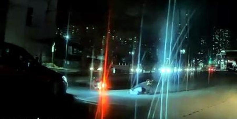 Başakşehir’de otomobilin çarptığı motosikletli yere savruldu; kaza anı kamerada