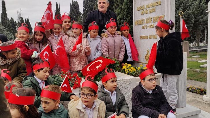 Şair Mehmet Akif Ersoy kabri başında anıldı