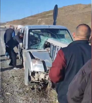 Hafif ticari araç bariyere çarptı: 1'i ağır, 2 yaralı