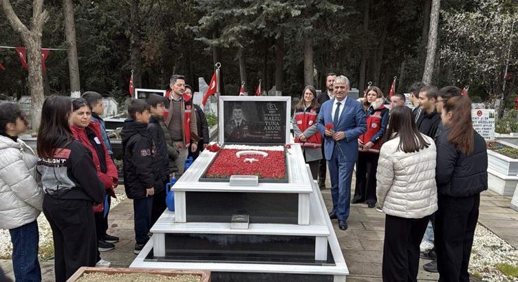 Sevgi Evlerindeki çocuklardan şehitlik ziyareti