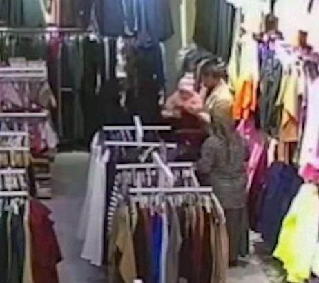 Bebeğin hayatını Heimlich manevrasıyla kurtardı