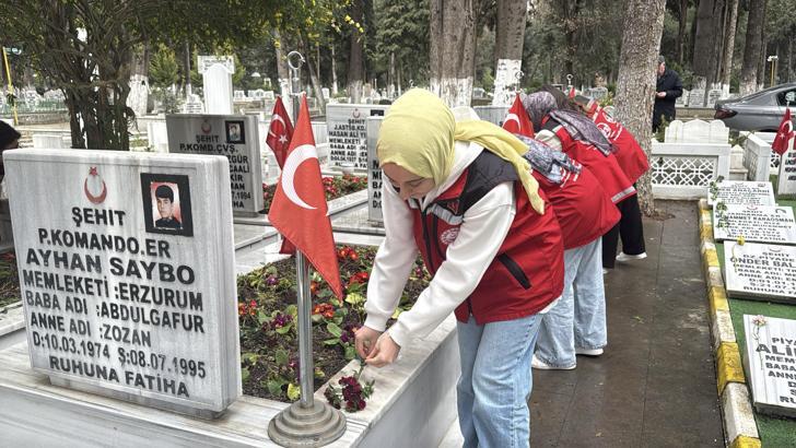 Yalova'daki şehitliklerde Ramazan Bayramı öncesi bakım ve temizlik çalışması