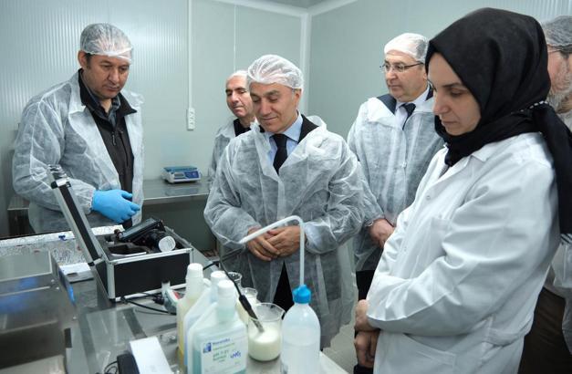 Rektör Yılmaz, Süt İşletme Tesisleri'nde incelemelerde bulundu
