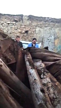 Kars’ta ahır çöktü, çoban son anda kurtuldu