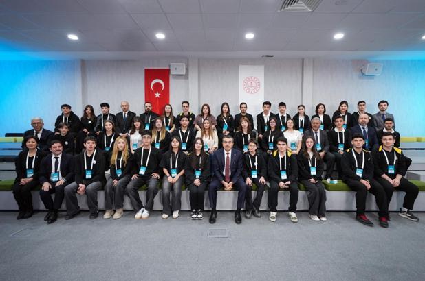 Bakan Tekin, öğrencilerin hazırladığı ‘Haberimiz Olsun’ bültenine konuk oldu