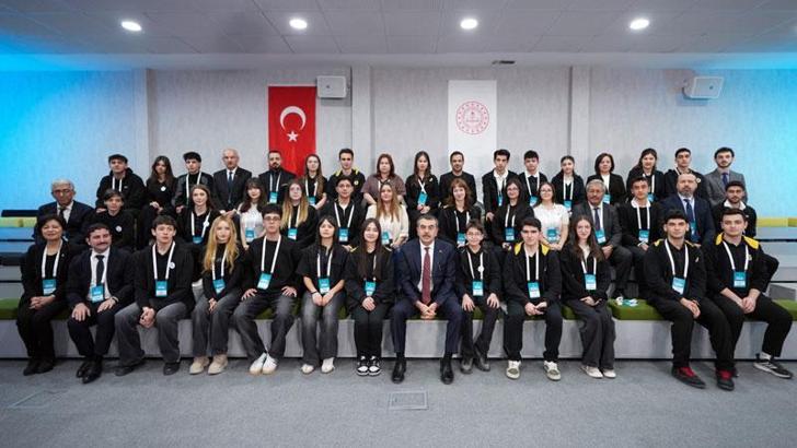 Bakan Tekin, öğrencilerin hazırladığı ‘Haberimiz Olsun’ bültenine konuk oldu