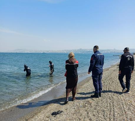 İzmir'de kaçak olarak midye toplayan 3 şüpheliye gözaltı