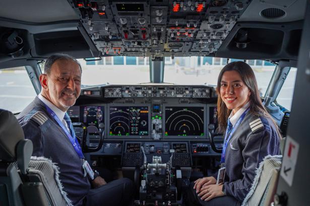 42 yıllık pilot son uçuşunda kokpiti, ilk seferine çıkan kızıyla paylaştı