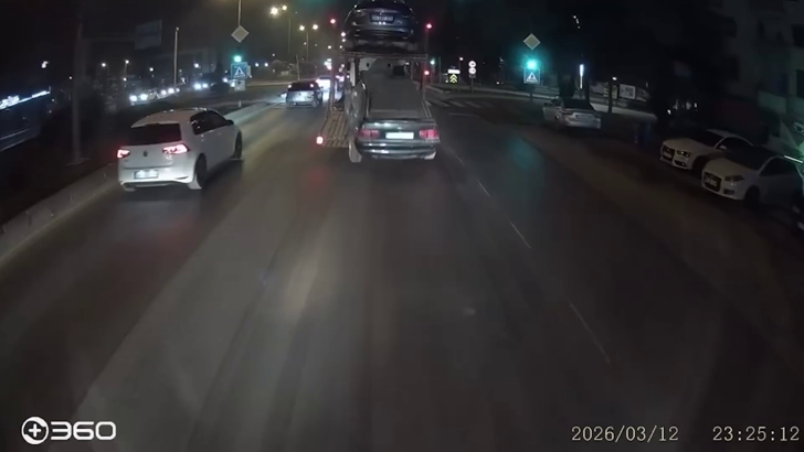 Oto kurtarıcıda yüklü otomobil, yola düştü; o anlar kamerada