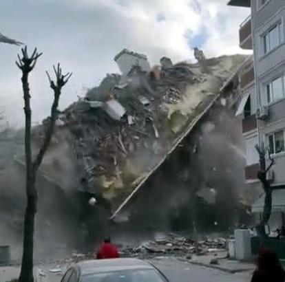 İstanbul- Avcılar’da 5 katlı bina yıkım sırasında çöktü