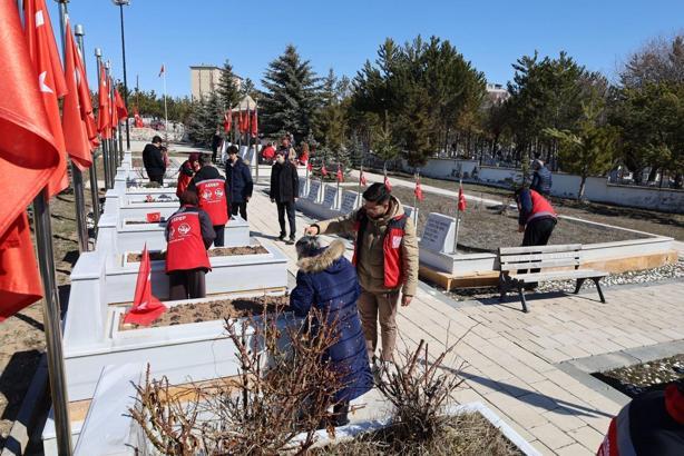 Sivas'ta şehitliklerde bayram hazırlığı