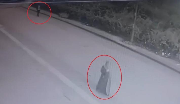 Yolda yürüyen kadının poşetteki telefonunu çalan kapkaççı kamerada