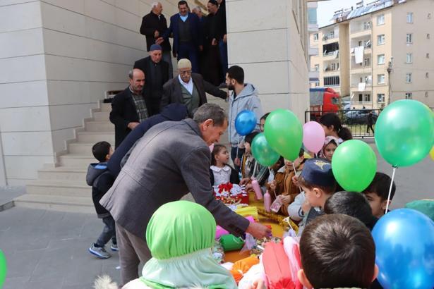 Genç’te minik öğrenciler, cami önünde cemaatle bayramlaştı