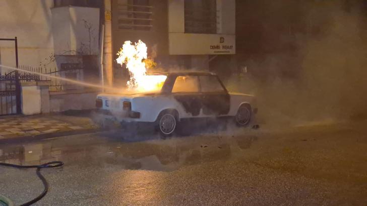 Eskişehir'de park halindeki otomobil yandı