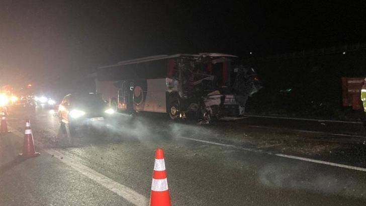 Ankara'da yolcu otobüsü, TIR'a çarptı: 1 ölü, 15 yaralı
