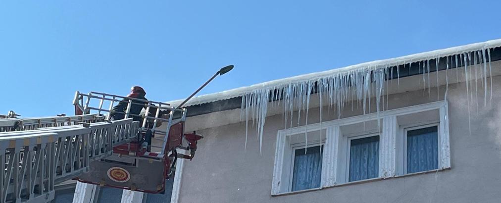 Ardahan’da binalardan sarkan dev buz kütleleri temizleniyor