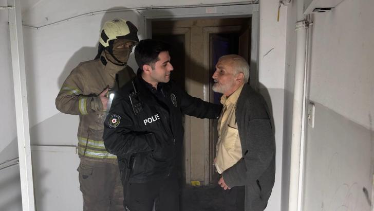 İstanbul- Avcılar'da çöp evde yangın paniği