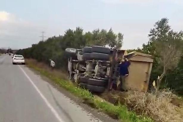 Devrilen kamyonun sürücüsü yaralandı