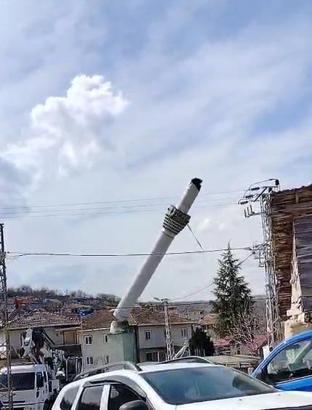 Tokat'taki depremde hasar gören minare, kontrollü olarak yıkıldı