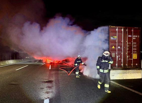 Hurda kağıt yüklü TIR’ın dorsesi yandı