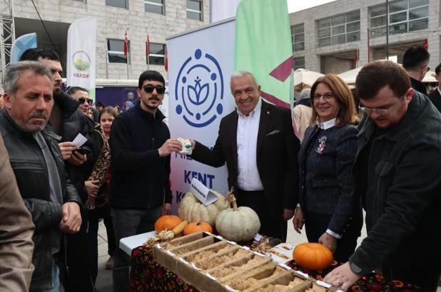 Nilüfer’de ‘Tohum Takas Şenliği’nde 15 bin paket tohum dağıtıldı