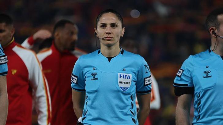 Hakem Asen Albayrak’a çiçek verildi