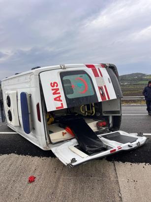 Lastiği patlayan ambulansın devrildi; 3 sağlık personeli yaralandı