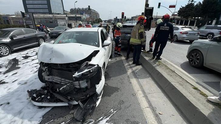 Avcılar'da kazada otomobil sürücüsü yaralandı