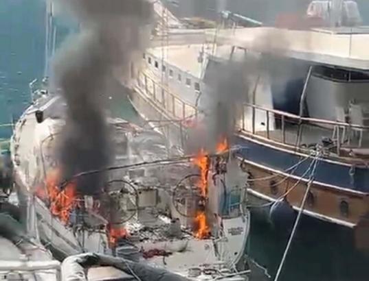 Fethiye’de yelkenli tekne yandı