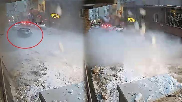 Üzerine çatıdan kar kütlesi düşen otomobil kullanılamaz hale getirdi
