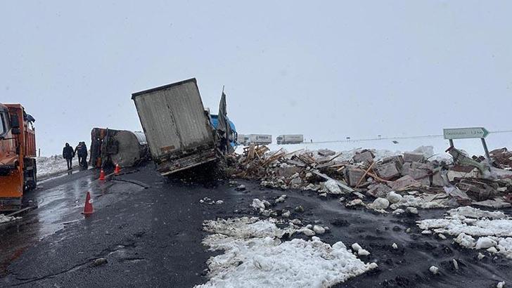 Devrilen zift yüklü tankere, TIR çarptı: 2 yaralı