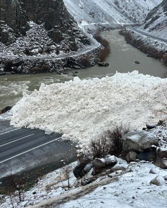 Hakkari-Çukurca kara yoluna çığ düşme anı kamerada