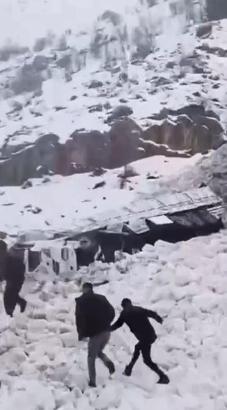 TIR'ın üzerine çığ düştü; şoför ağır yaralandı