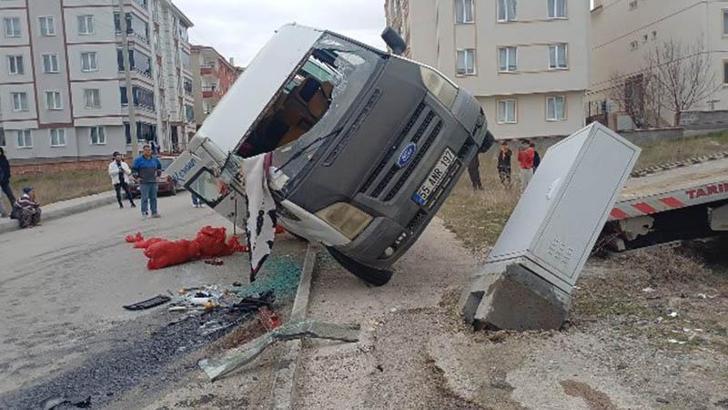 Çorum'da tarım işçilerini taşıya minibüs ile otomobil çarpıştı: 5 yaralı