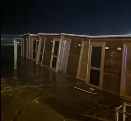 Hatay’da fırtına yaşamı olumsuz etkiledi; dalgalar yola kadar geldi