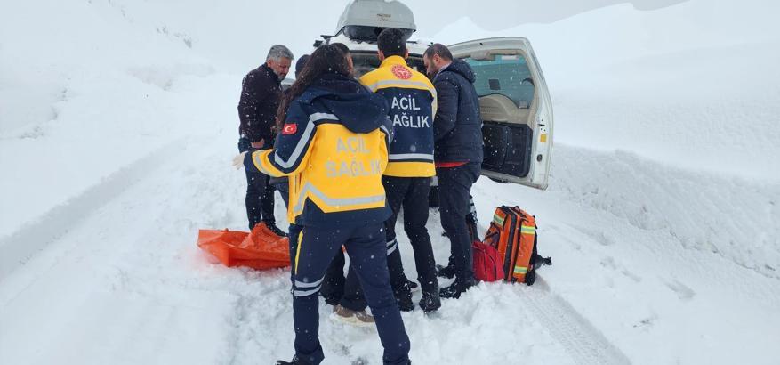 Yolu kapanan köylerdeki hastalar için ekipler seferber oldu
