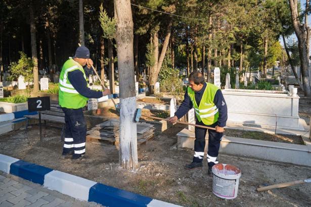 İzmir'de mezarlıklar Ramazan Bayramı'na hazırlanıyor