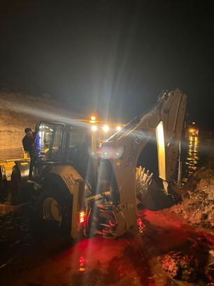 Gercüş’te sağanak nedeniyle kapanan yol 2 saatlik çalışmayla açıldı