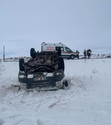 Kars'ta minibüs şarampole devrildi: 5 yaralı