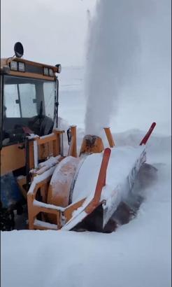 Kars'ta ekiplerin 3 metrelik karla zorlu mücadelesi