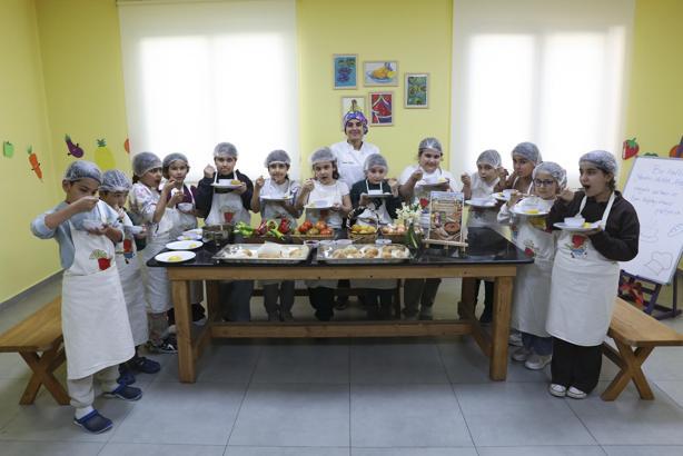 Mersin’de çocuklar geleneksel ve dünya mutfağından yeni tatlar öğreniyor